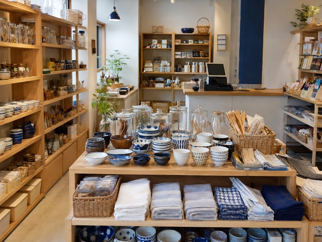 人物のいない生活雑貨を扱う小売店の内観イメージ